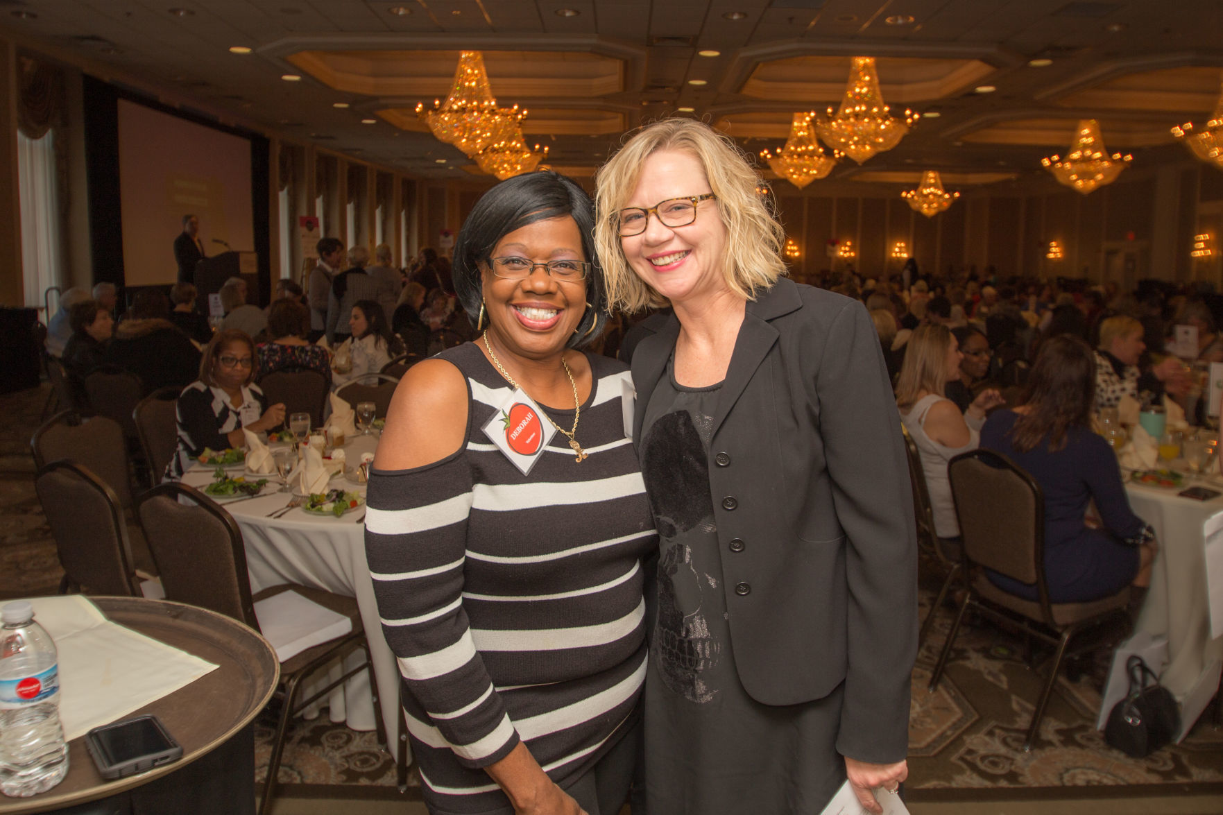 102018handbagstoendhunger41.jpg